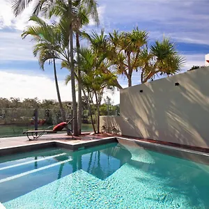 Canalfront Retreat, Private Jetty & Pool Holiday home
